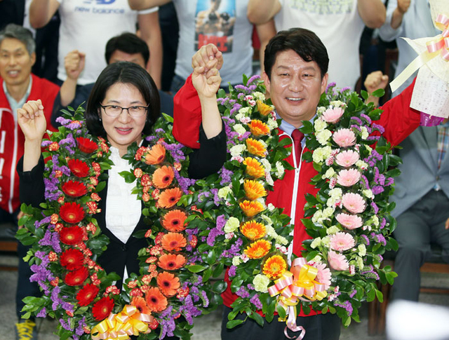 ▲ 4일 실시된 6·4 지방선거에서 대구시장에 당선된 권영진 후보내외가 새누리당 대구시당에서 지지자들과 환호하고 있다.<br /><br /> /연합뉴스