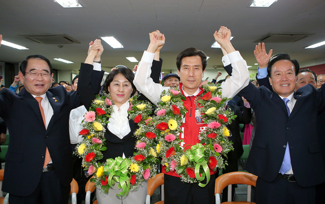 ▲ 포항시장에 당선된 새누리당 이강덕 후보가 부인 최혜련 씨, 이병석(오른쪽) 박명재 국회의원과 함께 손을 들어 지지자들의 환호에 답하고 있다.<br /><br /> /이용선기자