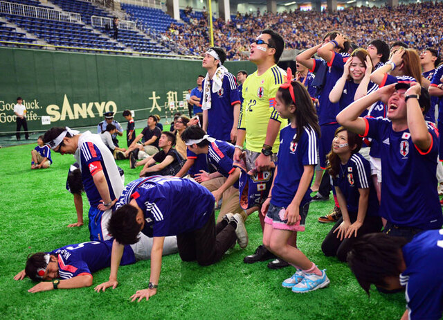 ▲ 15일(한국시간) 일본 도쿄돔에서 2014 브라질 월드컵에 출전한 일본 축구대표팀을 응원하던 서포터즈들이 코트디부아르에 1-2로 역전패하자 실망감을 감추지 못하고 있다. <br /><br />/연합뉴스
