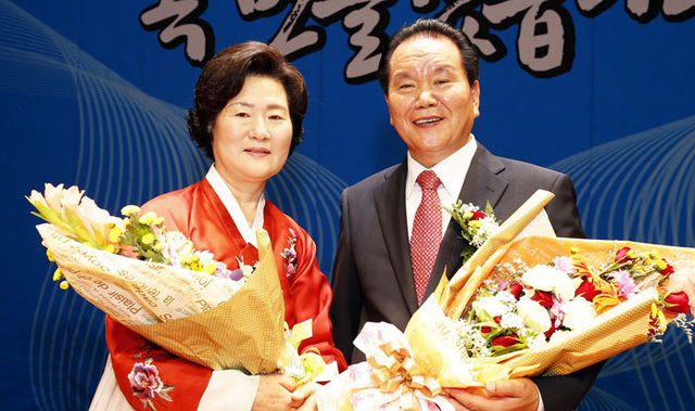 ▲ 이정백 시장이 취임식에서 부인 김인호 여사와 기념촬영을 하고 있다.<br /><br />