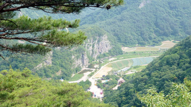 ▲ 팔각산 아래로 여름철 명소인 옥계가 흐른다.