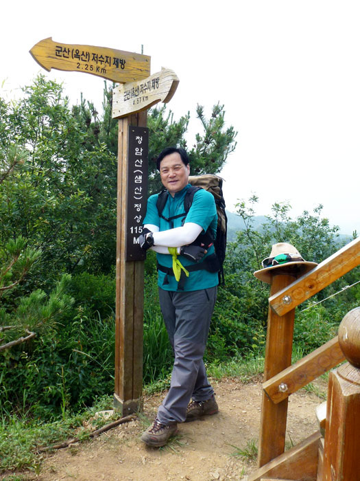 ▲ 청암산 정상에서 필자.