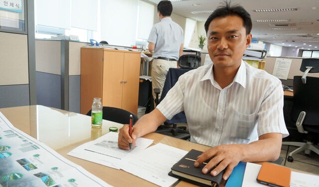 ▲ 경인아라뱃길사업본부 이준섭 차장이 경인운하에 대해 설명하고 있다.