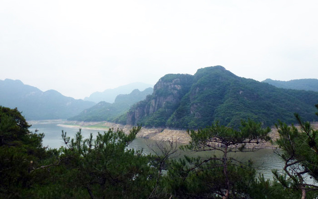 ▲ 제천 가은산은 화강암이 자연풍화로 그려낸 기암괴석들의 숨은 비경을 자랑하는 산이다. 주변의 청풍호는 산의 절경과 조화를 이루어내니 자연의 아름다움이 넘쳐난다.