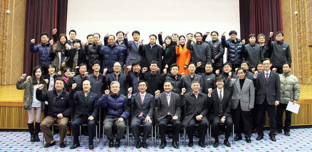 ▲ 지난 2월 열린 QSS 혁신활동 킥 오프에서 직원들이 파이팅을 외치고 있다.