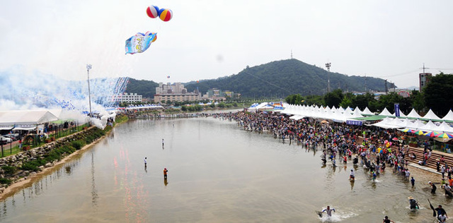 ▲ 4년 연속 문화체육관광부 유망축제에 선정돼 우리나라 대표 여름축제로 자리잡은 봉화 은어축제가 지난 26일 개막돼 수많은 관광객들로 북적이고 있다. 축제는 내달 2일까지 열린다.