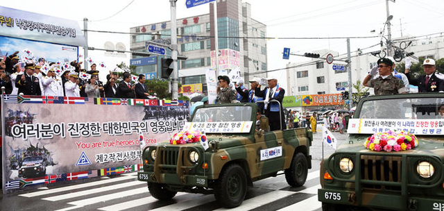 ▲ 올해 2회째를 맞는 `2014 낙동강세계평화 문화 대축전`이 칠곡에서 25일부터 4일간 다채롭게 열린다. 사진은 지난해 축제행사. 시가지 퍼레이드 모습.