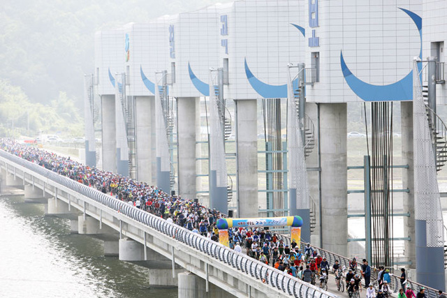 ▲ 지난해 축제행사 낙동강 호국길 자전거대행진 모습.