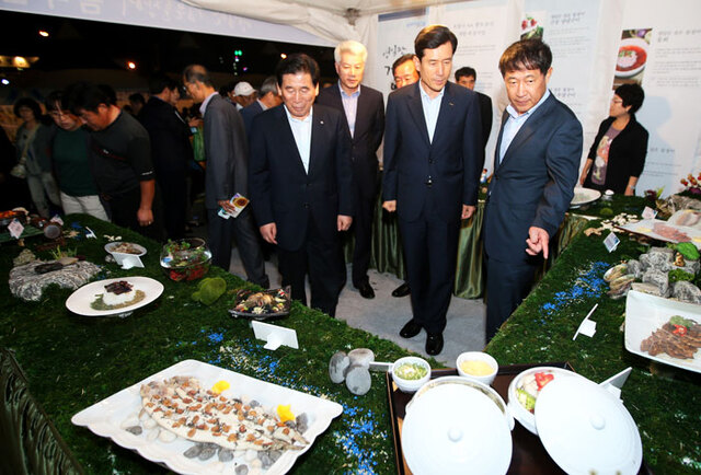 ▲ 최윤채 경북매일신문사장, 이강덕 포항시장, 임학진 포항수협 조합장(오른쪽부터)이 검은돌장어 요리 홍보관에서 다양하게 개발된 장어요리를 살펴보고 있다.<br /><br />