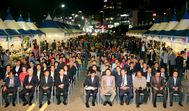 ▲ 이강덕 포항시장, 이칠구 포항시의회 의장, 장경식 경북도의회 부의장, 임학진 포항수협 조합장 등 지역의 기관·단체장과 광역·기초의원들이 대거 개막식에 참석해 영일만 검은돌장어의 전국화에 뜻을 같이했다.<br /><br />/이용선기자 photokid@kbmaeil.com