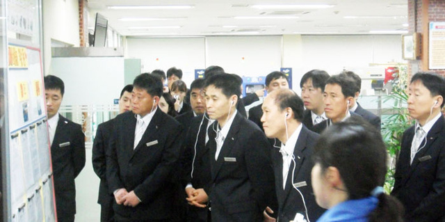 ▲ QSS혁신활동 벤치마킹을 하고 있는 포항남부소방서 직원들.