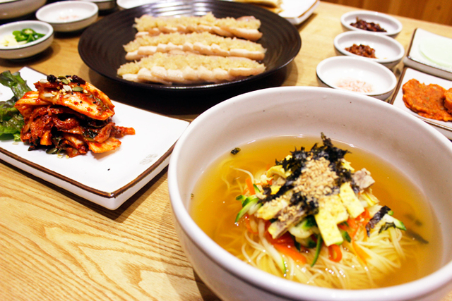 ▲ 육전으로 식감을 살린 잔치국수와 달콤 쌉쌀한 마늘소스가 올라간 보쌈.