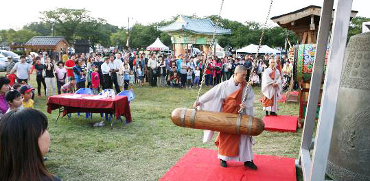 ▲ `2014 신라 소리축제 에밀레전`이 9일부터 12일까지 경주 첨성대 잔디광장에서 성대히 개최된다. 사진은 지난해 행사 모습.