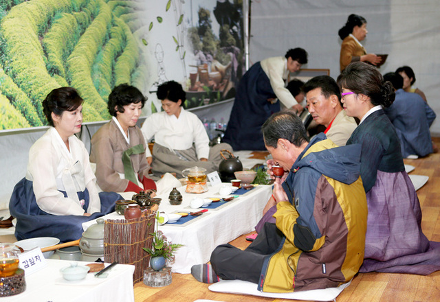 ▲ 삼백 다례원에서 다양한 차를 관광객들에게 소개하고 있다.