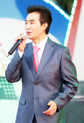 ▲ 영원한 오빠 최석준이 `꽃을 든 남자`를 열창하고 있다. <br /><br />