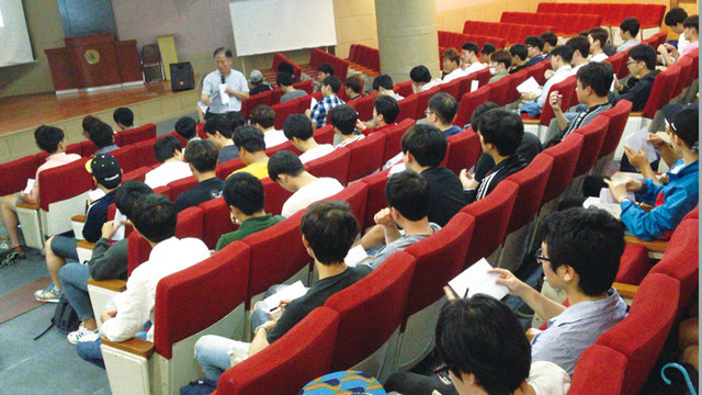 ▲ 포항대학교가 신설한 `QSS 개론` 수업을 학생들이 듣고 있다.