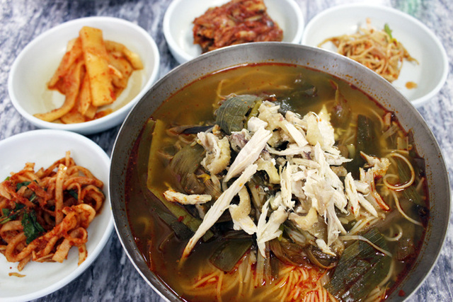 ▲ 얼큰한 닭개장과 푸짐한 국수가 어우려져 구수한 맛을 자랑하는 닭개장국수.