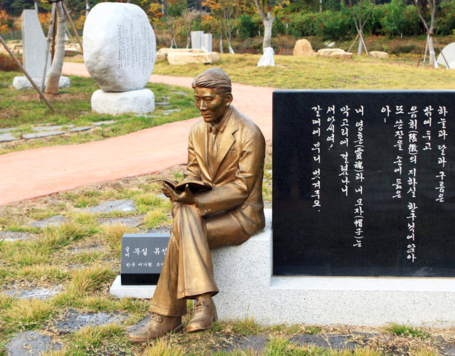 ▲ 삶과 고독, 비애를 노래한 오일도 시인 동상과 시비.