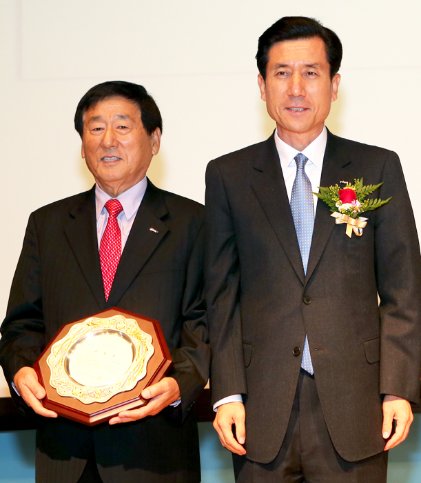 ▲ 2014 철강사랑 대상 시상식에서 포항시장상(공로상)을 받은 (주)케이이앤피.