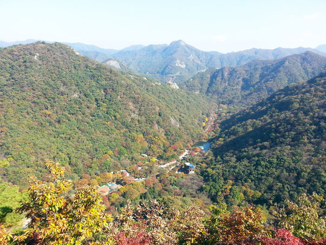 ▲ 내장산은 빼어난 기암괴석과 전국에서 가을단풍이 가장 곱게 물드는 산으로 유명하다. 내장사 초입의 단풍터널을 걷는 것만으로도 즐거움이 배가 되는 관광명소다.