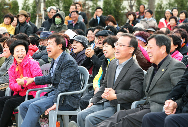 ▲ 내빈과 관객들이 옆 사람의 손을 잡고 “반갑다! 친구야!”를 외쳐보라는 사회자의 요청에 환하게 웃으며 따라하고 있다.