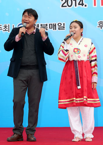 ▲ `싱싱 고향별곡`으로 인기를 끄는 기웅아재와 단비.<br /><br />