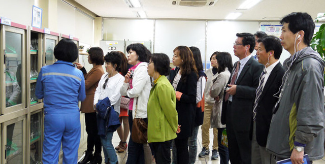 ▲ 지곡초 관계자들이 QSS혁신활동 벤치마킹을 위해 포스코를 찾아 설명을 듣고 있다.