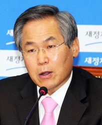 ▲ 새정치민주연합 우윤근 원내대표가 26일 국회에서 열린 비대위원회에서 누리과정의 여야 협상에서 여당의 태도를 비판하고 있다. <br /><br />/연합뉴스