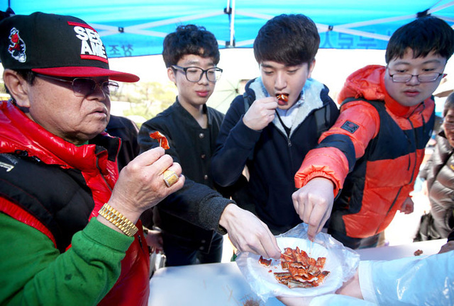 ▲ 시식을 통해 과메기 맛에 흠뻑 빠진 서울시민이 현장에서 과메기 세트를 사고 있다.