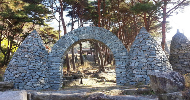 ▲ 유가사 입구의 돌탑기둥 사이에 있는 돌아치 모습.