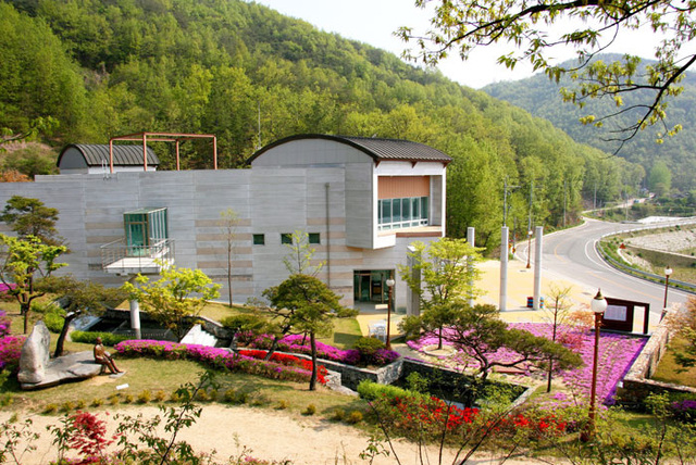 ▲ 안동시가 저항시인이자 퇴계 이황의 14세손인 육사 이원록 선생을 기념하기 위해 도산면 원천리에 건립한 이육사문학관.