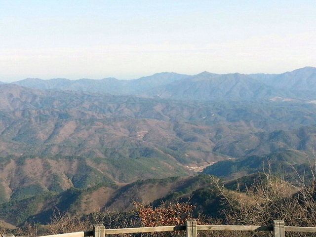 ▲ 일출산 정상 풍경, 동해바다 쪽으로 이어지는 산세들.