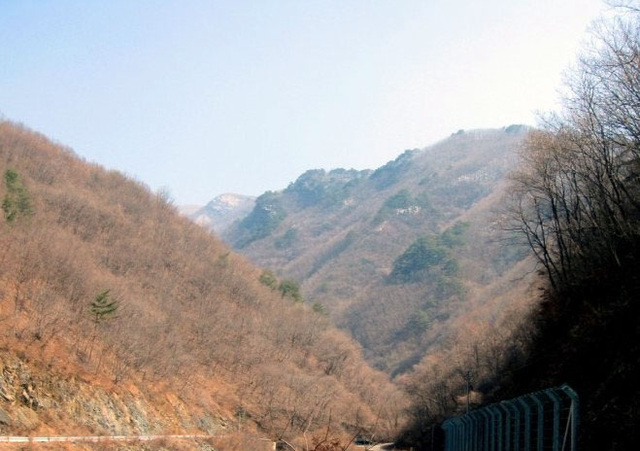 ▲ 그믐날 내림굿을 하면 점괘가 신통해진다는 소문으로 무속인들로부터 성산(聖山)으로 추앙받는 영양 일월산. 육지에서 바다 기운을 느끼는 신비감에 새해 일출명소로도 유명한 곳이다.