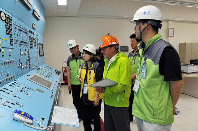 ▲ 지난 2012년 6월 IAEA 점검단이 월성1호기 주통제실에서 현장점검을 하고 있는 모습.<br /><br />