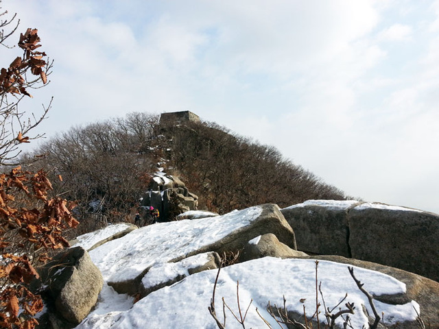 ▲ 참성단 바로 밑 능선에서 휴식을 취하면서 바라본 정상 모습.