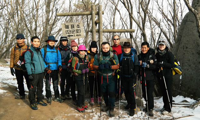 ▲ 마니산에서 산악회 회원들.
