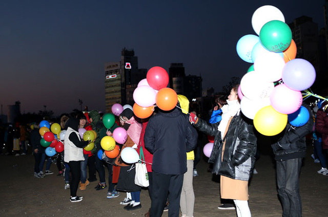 ▲ 본지에서 나눠준 소망풍선을 든 해맞이객들이 일출과 함께 하늘로 띄워 보낼 준비를 하고 있다.