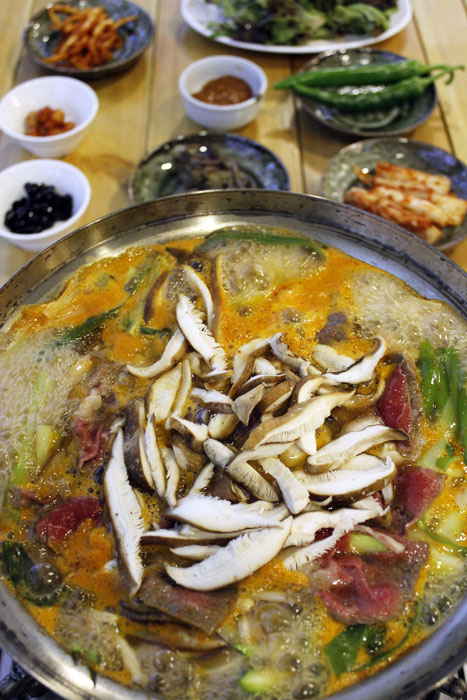 ▲ 북촌비빔국수의 인기메뉴인 버섯소고기국수전골. 버섯과 소고기, 각종 야채를 넣어 양이 푸짐한데다가 1인분에 7천원으로 가격까지 저렴하다.