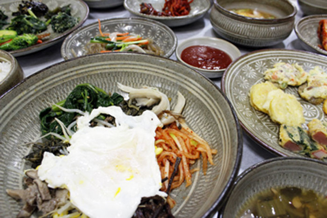 ▲ 영양만점 각종 나물을 넣어 만든 산채비빔밥. 모듬나물과 모듬전이 비빔밥의 풍미를 더한다.
