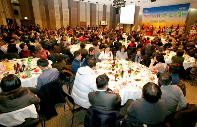 ▲ `2015 재경 포항향우인 신년교례회`가 열린 한국프레스센터 20층 국제회의장이 1천여 명에 달하는 참석자들로 북새통을 이루고 있다.
