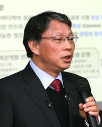 ▲ 19일 오전 포항영일신항만(주) 대회의실에서 경북도와 포항시 실·국장급 간부 공무원과 기업인, 연구원, 교수 등 30여 명이 참석한 가운데 열린 환동해 발전 전략회의에서 우종수 포항창조경제혁신센터장이 주제발표를 하고 있다.