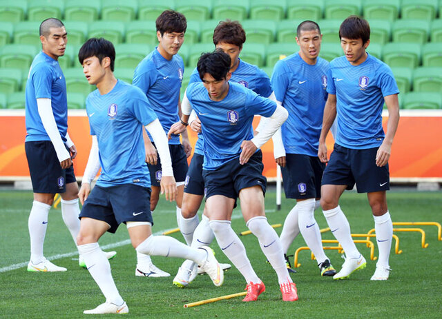 ▲ 2015 AFC(아시아축구연맹) 아시안컵 8강전 우즈베키스탄과의 경기를 하루 앞둔 21일 한국 축구대표팀의 손흥민(앞줄 가운데) 등이 호주 멜버른 렉탱귤러 스타디움에서 훈련하고 있다. <br /><br />/연합뉴스
