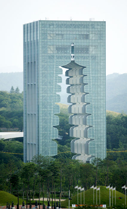 ▲ 지난 7년여 동안 독숙공방해온 경주 타워가 새신랑을 맞는다는 기대감으로 숙연하다.