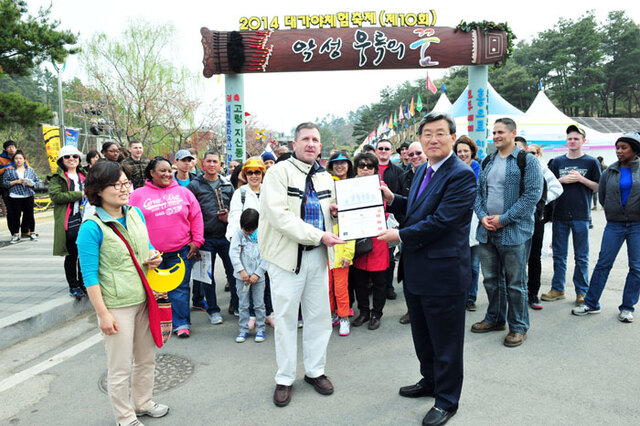 ▲ 대가야 체험축제에 참여하는 외국인 관광객이 해가 갈수록 늘고 있다.