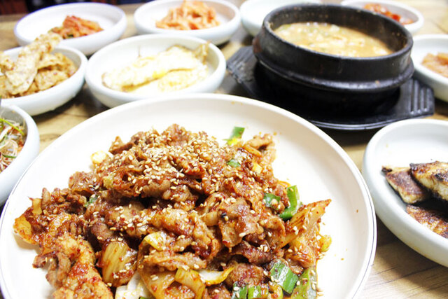 ▲ 1인분에 8천원인 두루치기 정식. 갖가지 반찬과 함께 청국장 넣어 끓인 된장찌개를 함께 맛볼 수 있다.