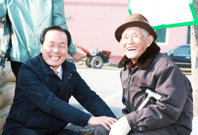 ▲ 김주수 의성군수가 공공비축미 수매장을 찾아 농민과 대화하고 있다.