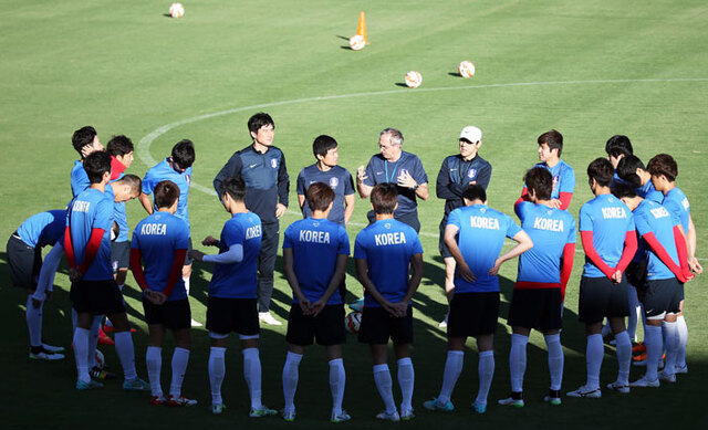 ▲ 슈틸리케 한국 축구대표팀 감독이 29일 호주 시드니의 레이카르트 오벌에서 훈련에 앞서 선수들에게 지시사항을 전달하고 있다. 한국은 31일 호주와 2015 AFC 아시안컵 결승전을 치른다. <br /><br />/연합뉴스