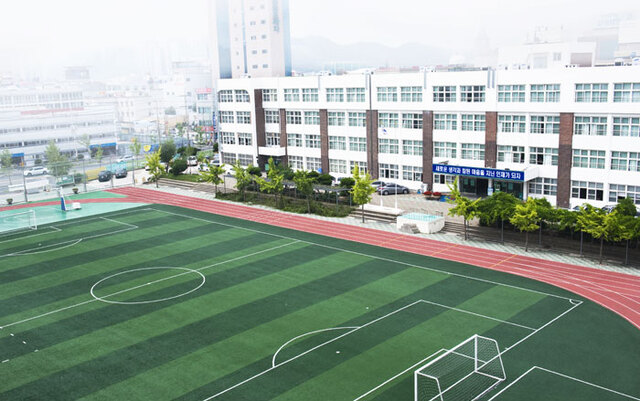▲ 도내 유일의 미술중점학교인 포항항도중이 선정 5년 만에 괄목할만한 성과를 내고 있다. 사진은 본관
