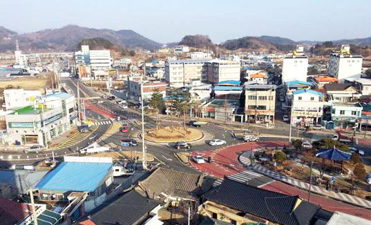 ▲ 회전 교차로 설치로 원활한 교통 소통이 이뤄지고 있는 흥덕삼거리 전경.