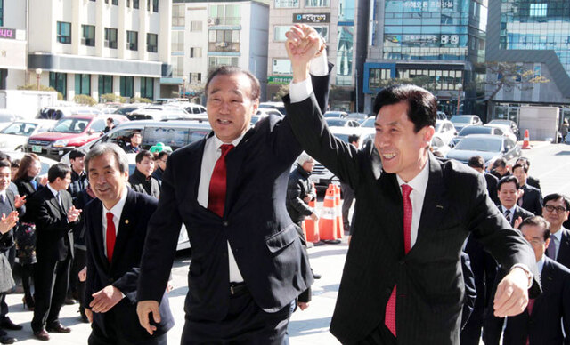 ▲ 각각 상류와 하류에 위치한 경주시와 포항시의 지리적 특성상 과거 오랜 기간크고 작은 갈등의 계기가 돼온 형산강은 이제 이웃도시 간 협력의 매개로 부각되고 있다. 지난 12일 경주를 방문한 이강덕(오른쪽) 포항시장이 최양식 시장의 환대를 받고 있다.
